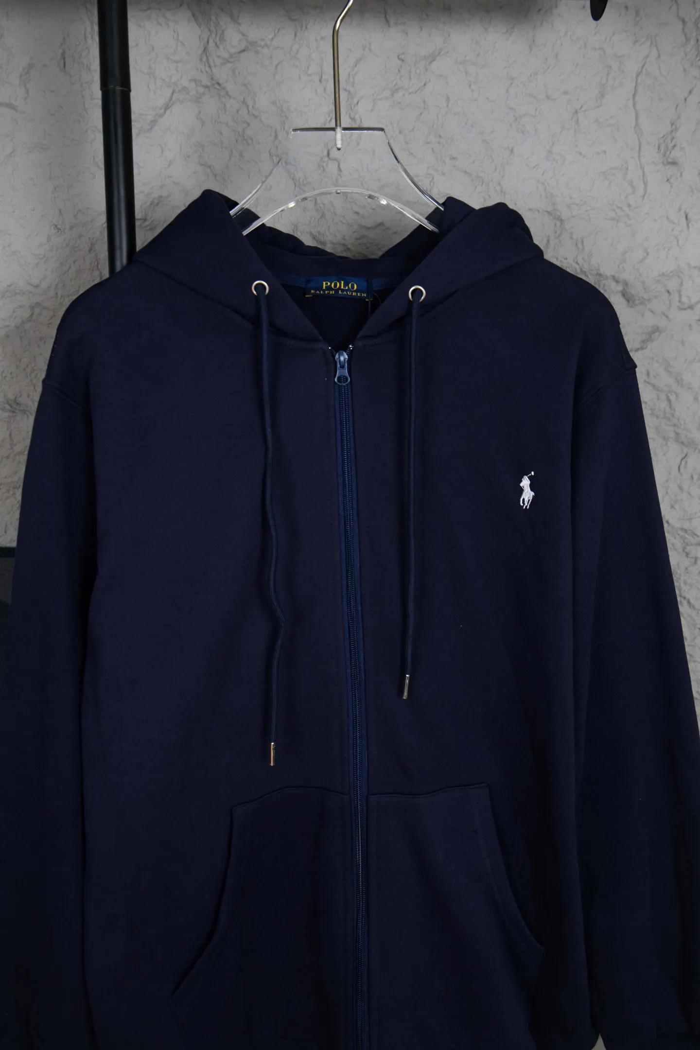 P230 Ralph Lauren/Ralph Lauren pony embroidered zipper cardigan hooded sweatshirt. This sweatshirt is available for everyone in autumn and winter. You can wear it casually no matter how you wear it! ! This hooded sweatshirt is decorated with the simple style that represents Ralph Lauren and is paired with a pony embroidery pattern, which is three-dimensional and full! The solid color fabric paired with exquisite embroidery instantly sets it off! Hooded sports design, loose and casual fit! The overall texture is very strong! Through the pictures, we can feel the thickness and texture of custom-woven and dyed threads. The workmanship is exquisite. They are shipped from major foreign trade factories. They are all made by masters with many years of experience. Everything is of high standards and requirements! Simple and versatile model ~ Made of imported pique cotton fabric, which is super delicate and soft, close to the body without being tied. All fabrics and accessories are original custom-made and of high quality! Perfectly reflects the brand’s sense of superiority! Standard cut, comfortable stretch, unrestricted movement! Highly practical, high-end and classy! Versatile style ~ can be paired with jeans or jogging pants. Ideal for transitioning from your morning commute to weekend events! Size: S-XL Color: Gray Navy Black